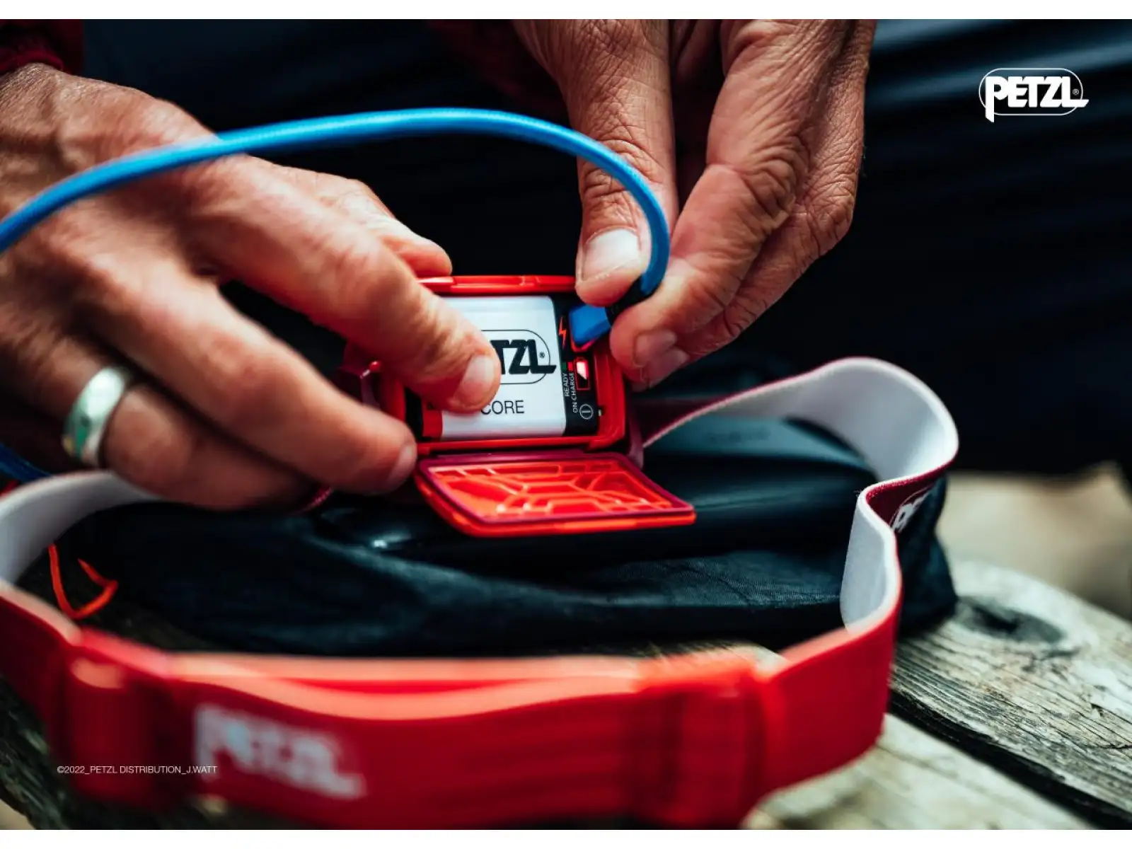 Petzl Actik Core Stirnlampe Grau.