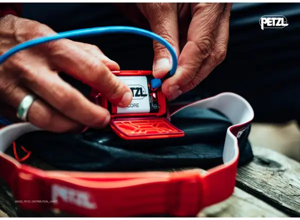 Petzl Actik Core Stirnlampe Grau.