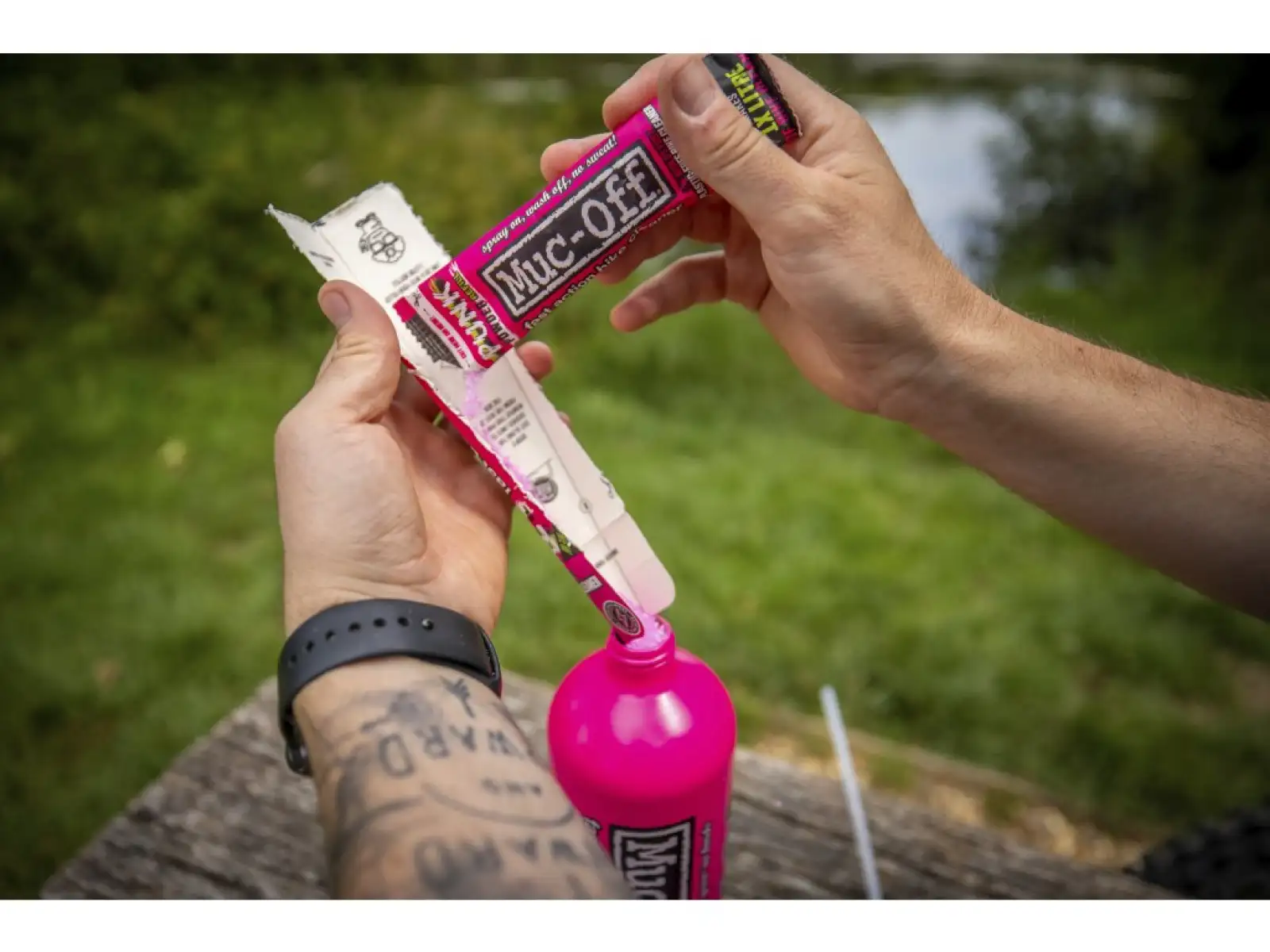 Muc Off Flasche fürs Leben + Punk Powder Set aus Flasche und Reinigungspulver für Fahrradreinigung.