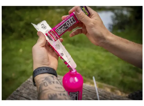 Muc Off Flasche fürs Leben + Punk Powder Set aus Flasche und Reinigungspulver für Fahrradreinigung.