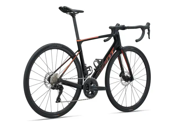 Rennrad Giant Defy Advanced 1 in Schwarz/Helios Orange.
