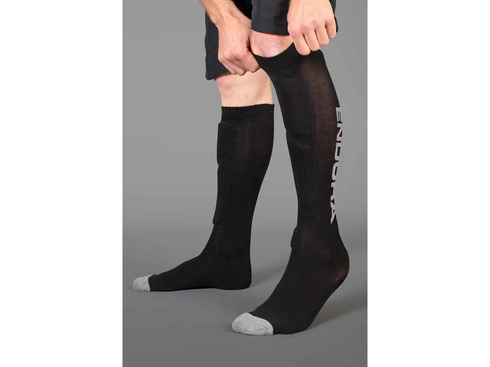Endura Knieschützer-Socken – SingleTrack Shin Guard Schwarz