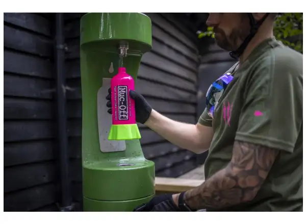 Muc Off Flasche fürs Leben + Punk Powder Set aus Flasche und Reinigungspulver für Fahrradreinigung.