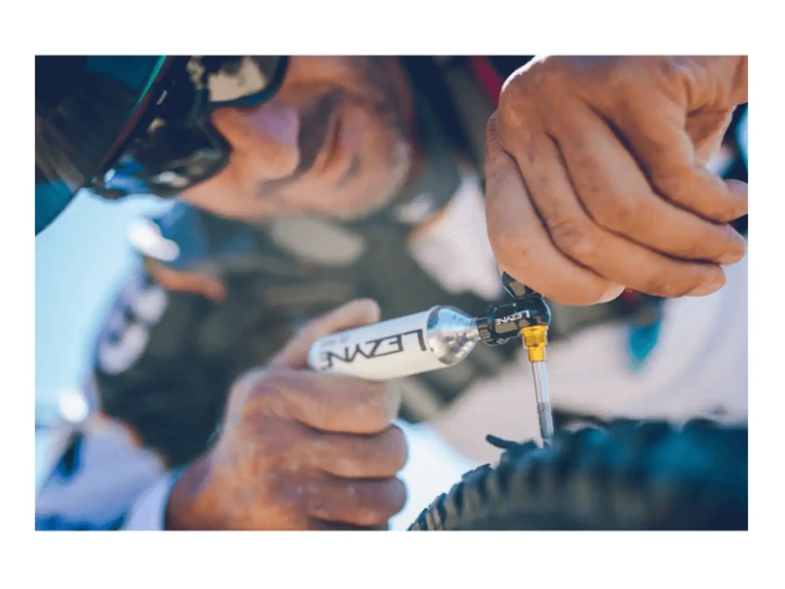 Lezyne Tubeless CO2 Reparaturset für schlauchlose Reifen mit Blaster Black Kartusche.