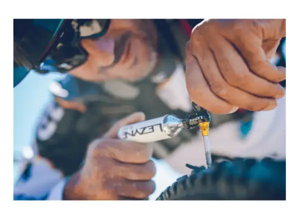Lezyne Tubeless CO2 Reparaturset für schlauchlose Reifen mit Blaster Black Kartusche.