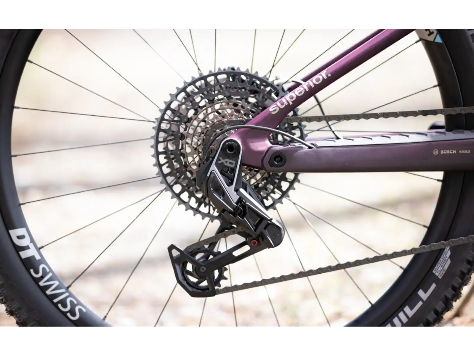 Superior iXF 9.8 Elektro-Mountainbike in mattem Beeren-Carbon