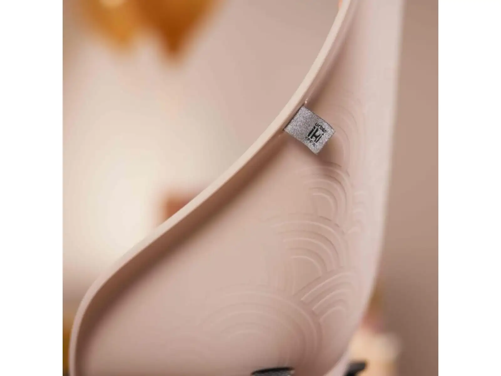 Urban Iki Kindersitz mit Adapter für Gepäckträger in Sakura Pink/Shinju White.