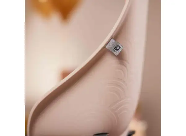 Urban Iki Kindersitz mit Adapter für Gepäckträger in Sakura Pink/Shinju White.