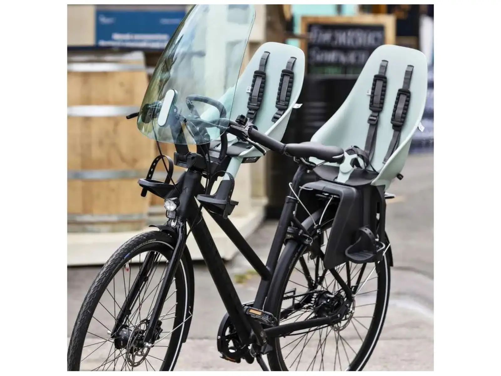 Urban Iki Kindersitz mit Adapter für Gepäckträger in Chigusa Green/Bincho Black.