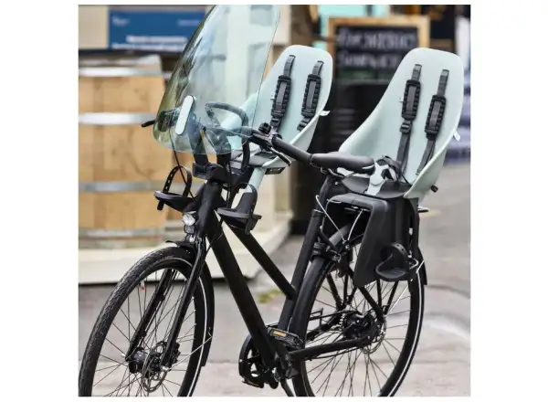Urban Iki Kindersitz mit Adapter für Gepäckträger in Chigusa Green/Bincho Black.
