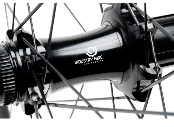 Die Reynolds Blacklabel 309/289 XC 29" Laufräder mit Shimano Micro Spline Nuss, 24/28 Speichen und einer Einbaubreite von 148 mm.