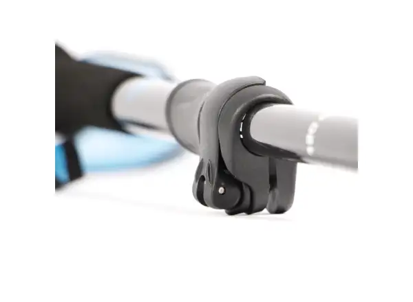 Dynafit Ultra Pro Pole ist ein zusammenklappbarer Laufstock aus Carbon in Methylblau.