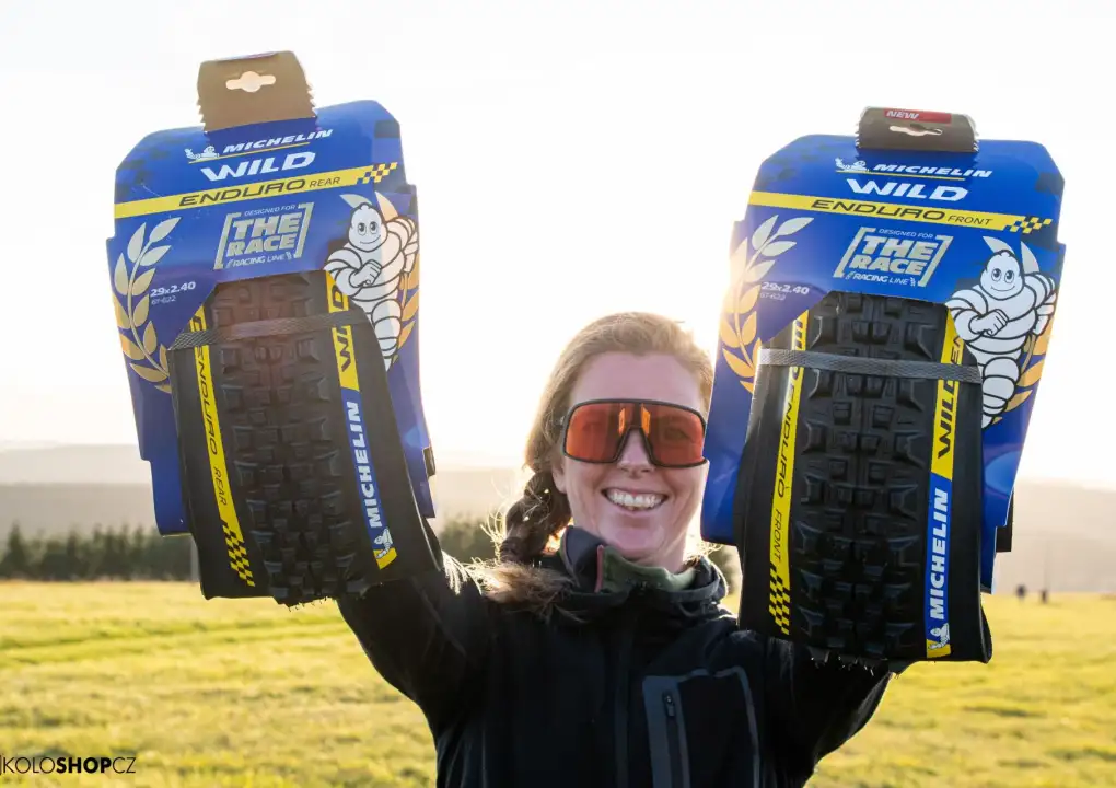 Botschafterin Tereza testet die Michelin Wild Enduro Reifen