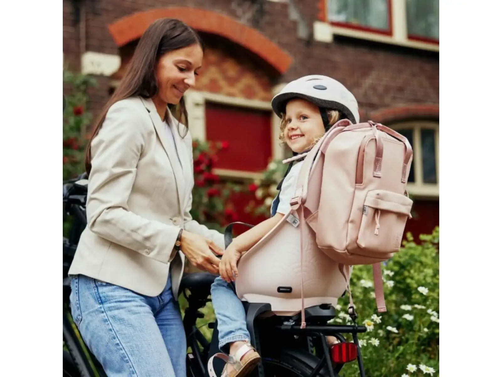 Urban Iki Kindersitz mit Adapter für Gepäckträger in Sakura Pink/Shinju White.