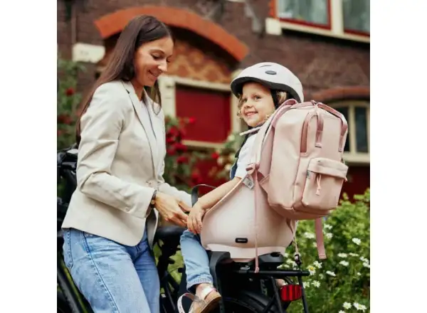 Urban Iki Kindersitz mit Adapter für Gepäckträger in Sakura Pink/Shinju White.