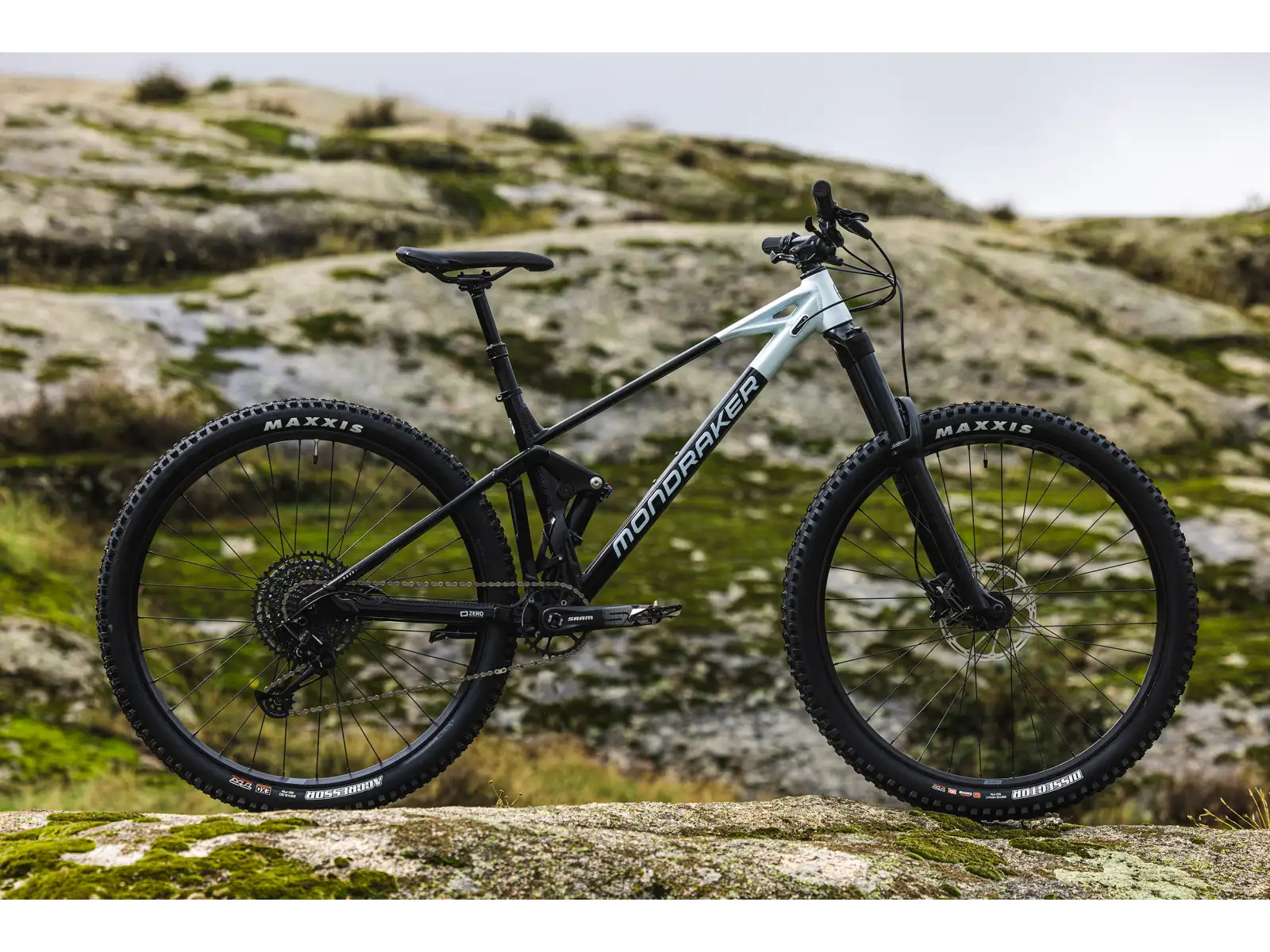 Mondraker Raze vollgefedertes Fahrrad black/dirty white