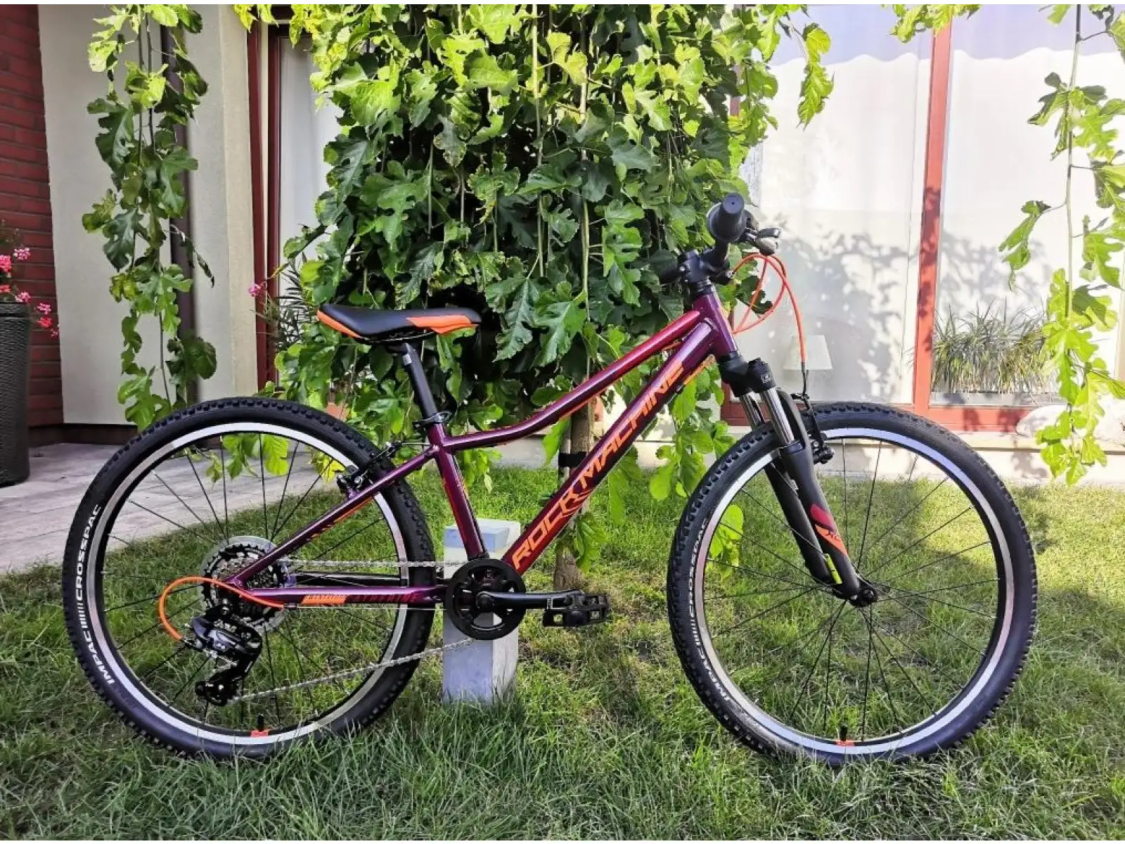 Rock Machine Catherine 24 VB Mountainbike in Gloss Crimson/Orange/Crimson.
