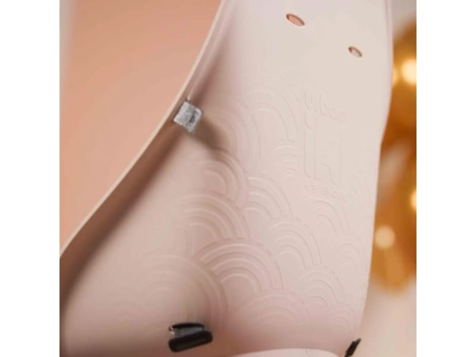 Urban Iki Kindersitz mit Adapter für Gepäckträger in Sakura Pink/Shinju White.