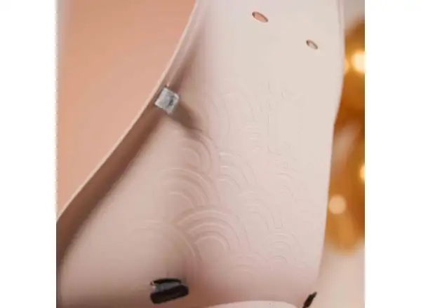 Urban Iki Kindersitz mit Adapter für Gepäckträger in Sakura Pink/Shinju White.