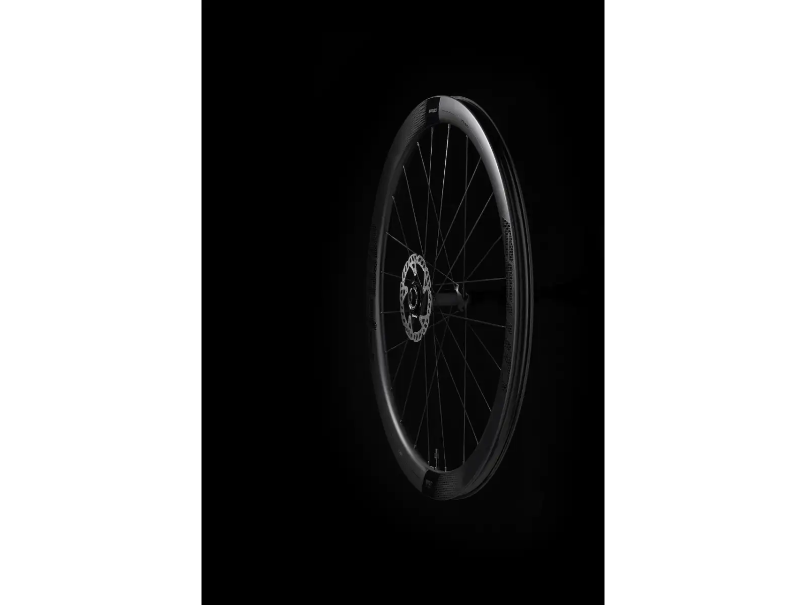FFWD RYOT77 DT240 2:1 EXP Straßenrad Laufräder Drahtreifen Mattschwarz Nuss Sram XDR