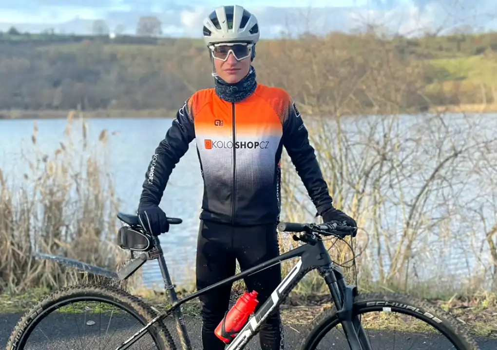 Matěj testet den Helm Uvex und die Radschuhe Fizik auf dem neuen Fahrrad Superior.