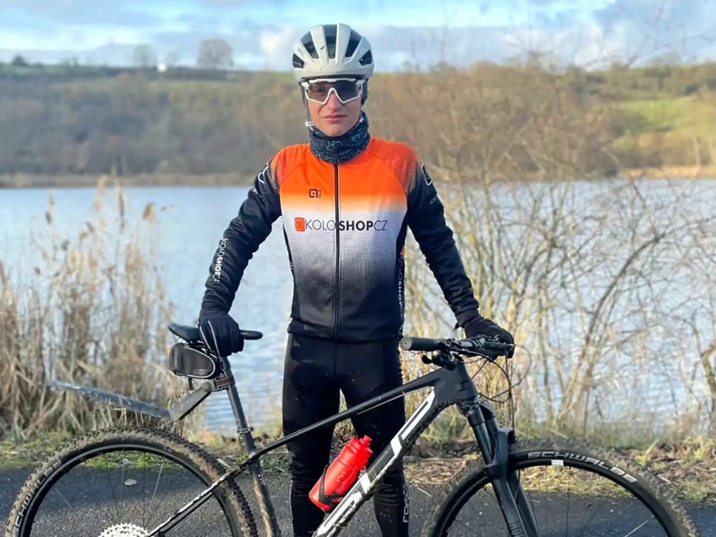 Matěj testet den Helm Uvex und die Radschuhe Fizik auf dem neuen Fahrrad Superior.