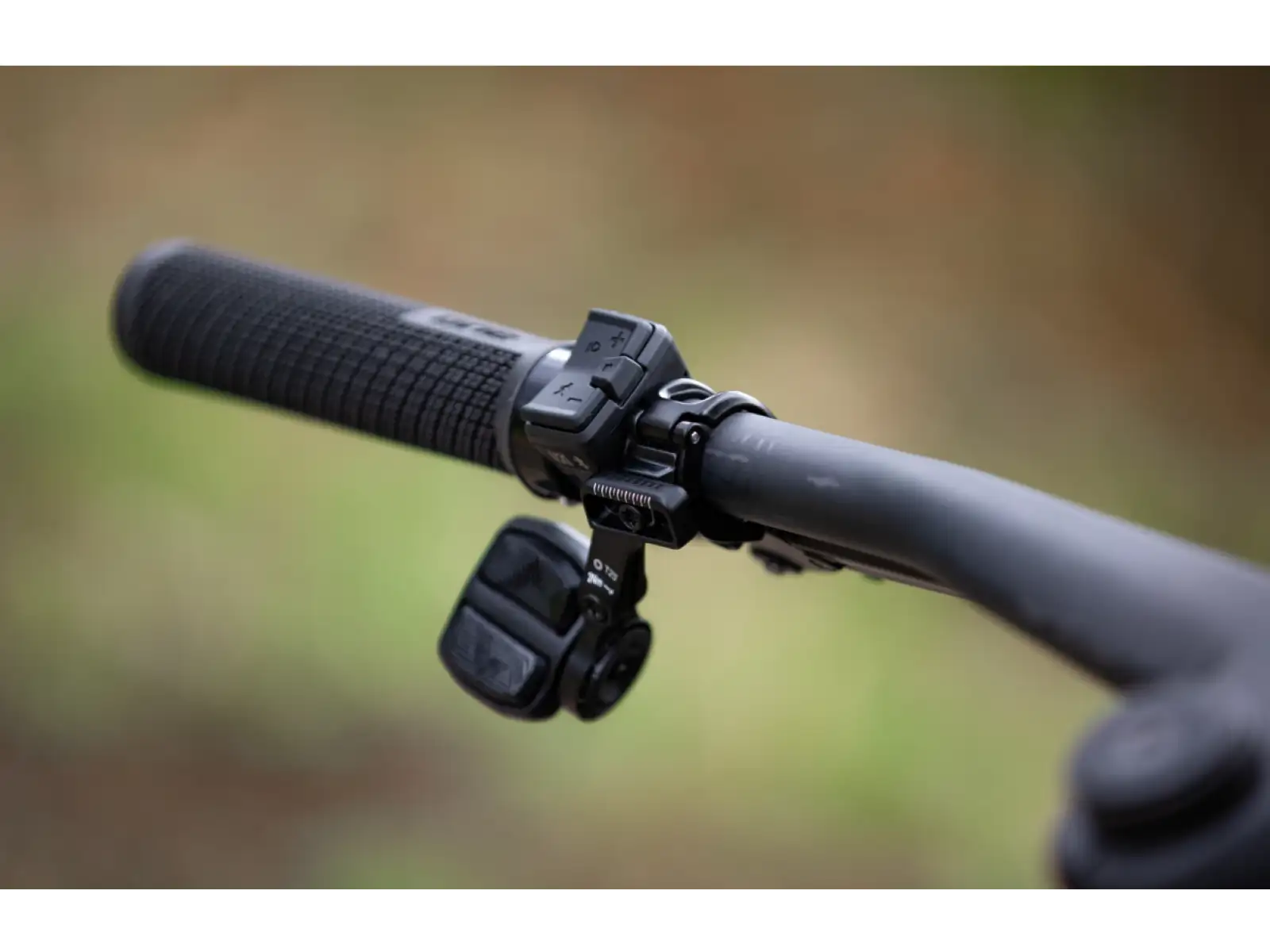 Superior iXF 9.8 Elektro-Mountainbike in mattem Beeren-Carbon