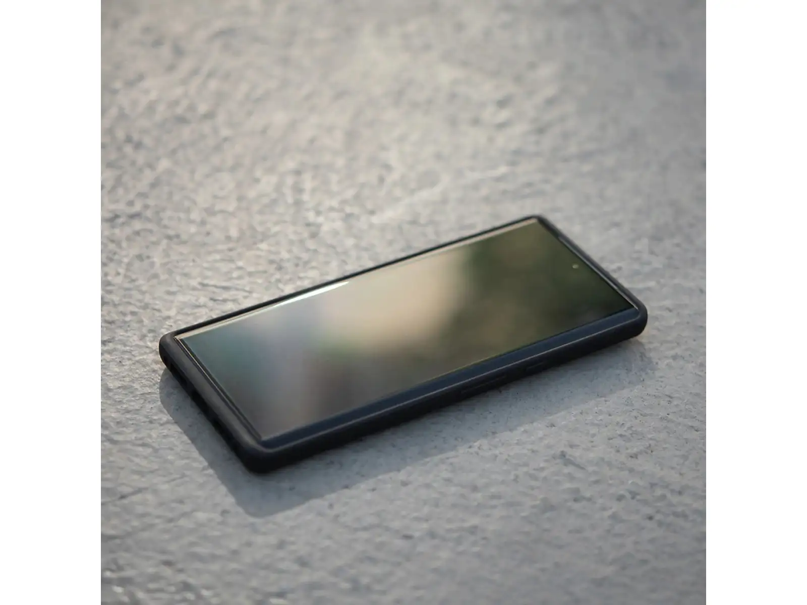 Peak Design Everyday Hülle für Google Pixel 8 in der Farbe Anthrazit.