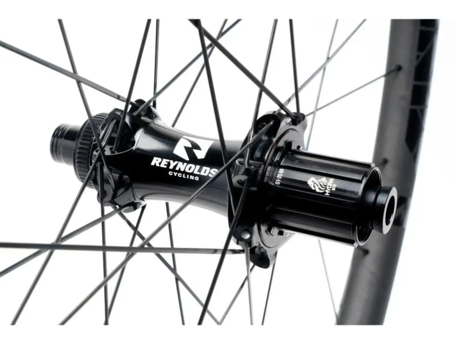 Die Reynolds Blacklabel 309/289 XC 29" Laufräder mit Shimano Micro Spline Nuss, 24/28 Speichen und einer Einbaubreite von 148 mm.