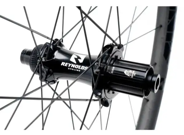 Die Reynolds Blacklabel 309/289 XC 29" Laufräder mit Shimano Micro Spline Nuss, 24/28 Speichen und einer Einbaubreite von 148 mm.