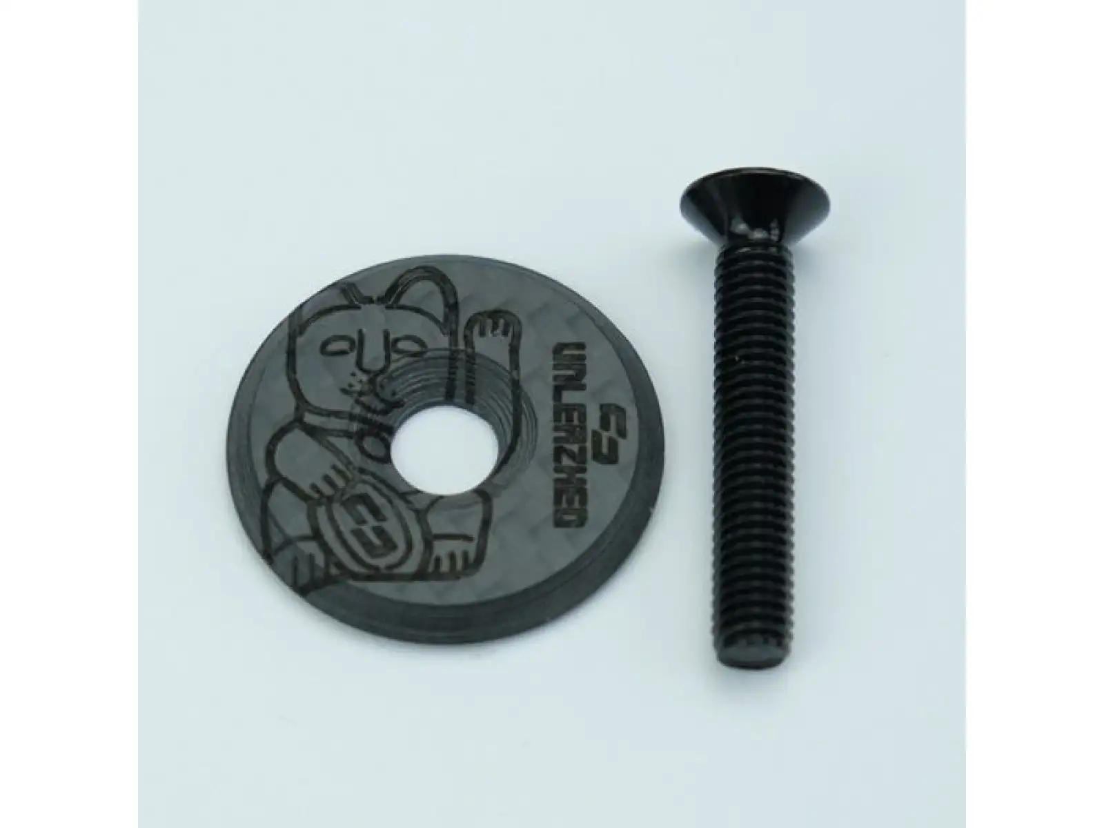 Das Unleazhed Unloose CF01 Kopfhörerdeckel mit geschnitzter Glückskatze.