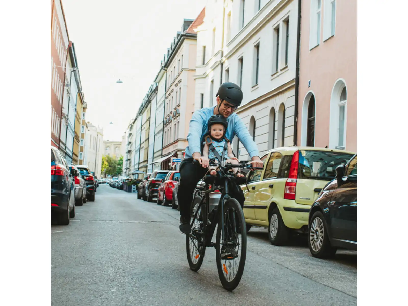 Die Urban Iki Vordersitz für Kinder mit Adapter am Vorbau in Bincho Black.