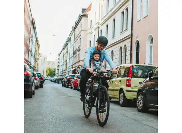 Die Urban Iki Vordersitz für Kinder mit Adapter am Vorbau in Bincho Black.