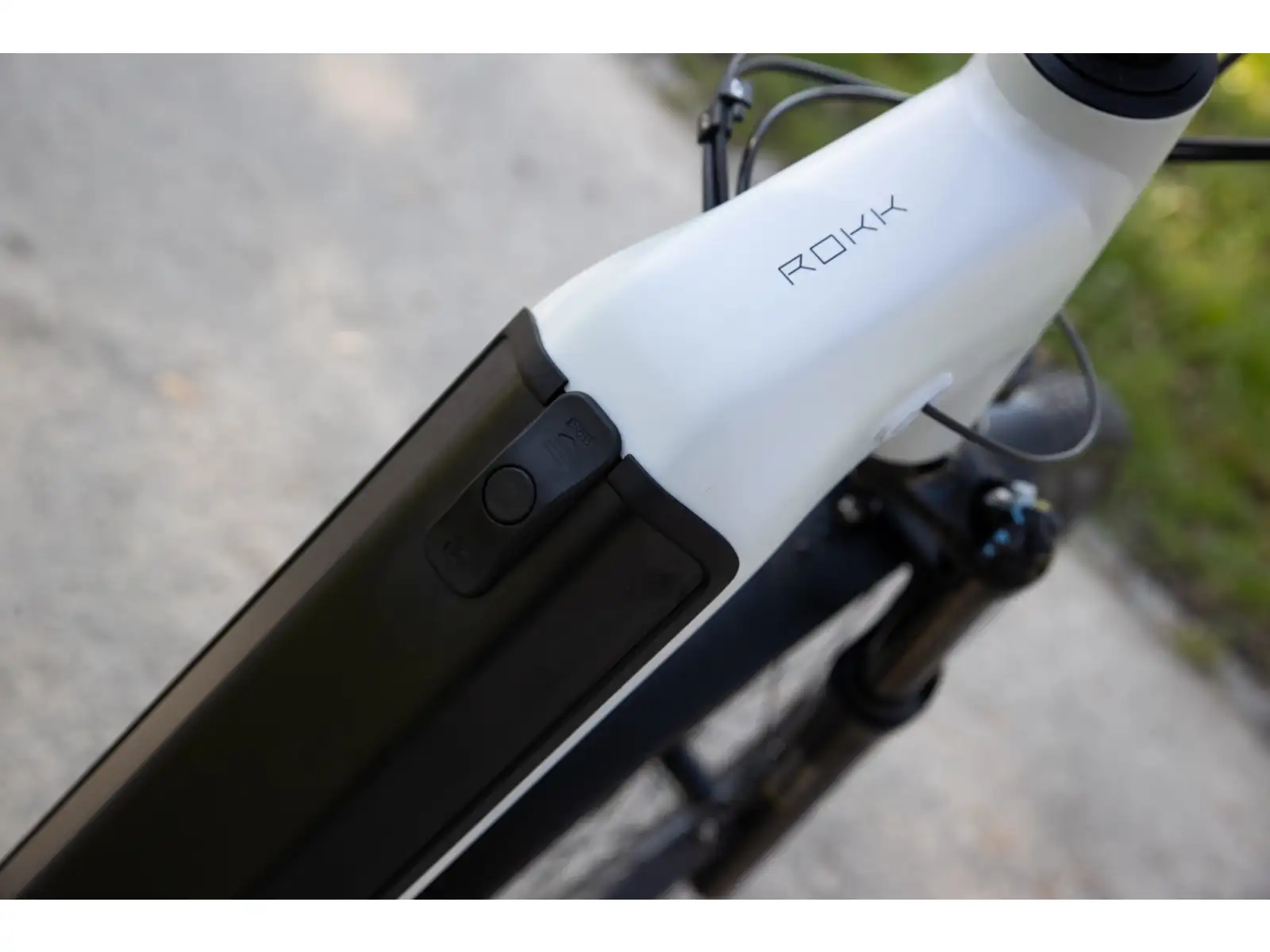 Rock Machine eRokk B70T Elektrofahrrad mit tiefem Einstieg – Matte Limerock Grey