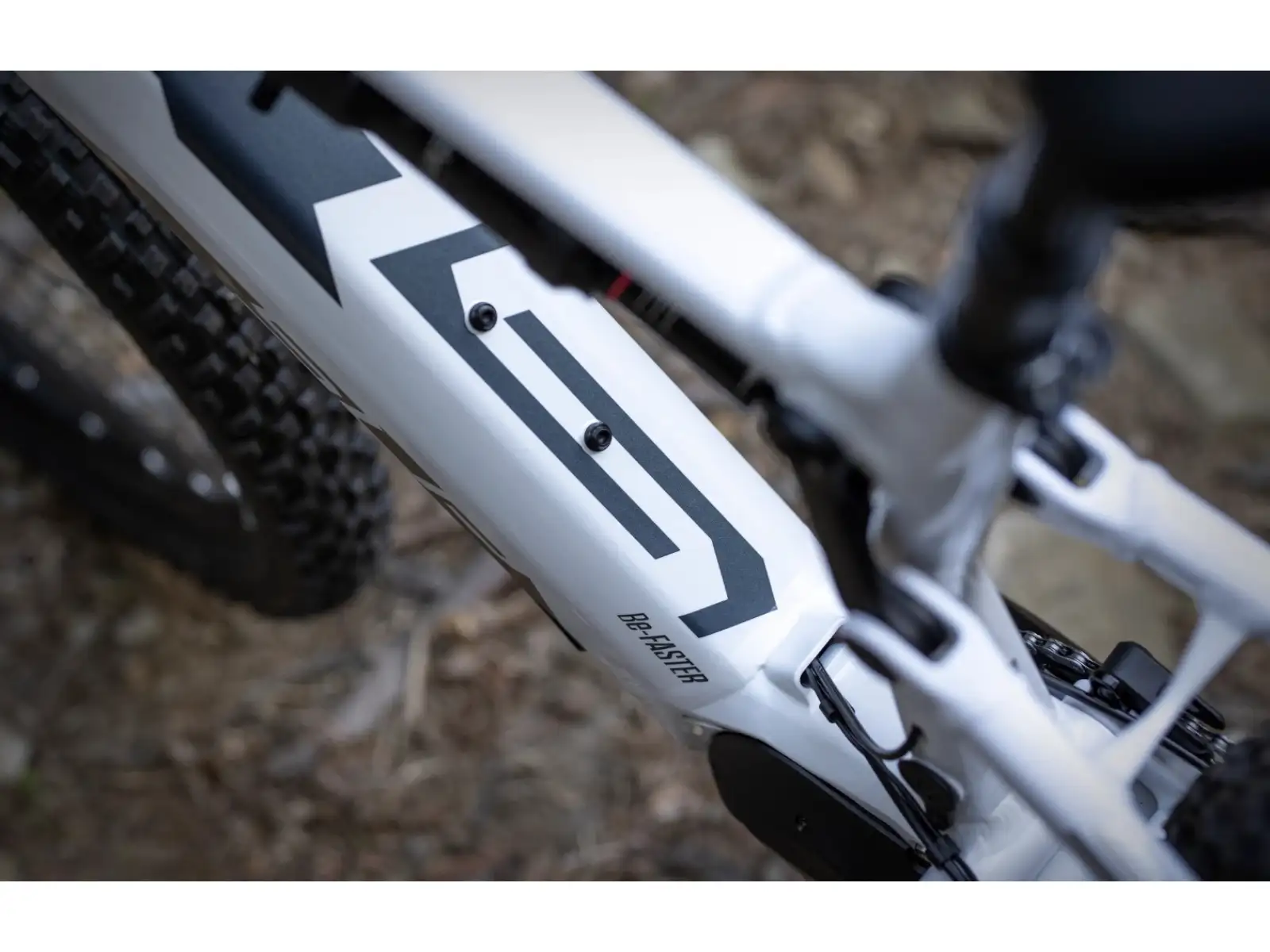 Superior eXF 9039 vollgefedertes Elektrofahrrad Gloss White/Chrome Silver