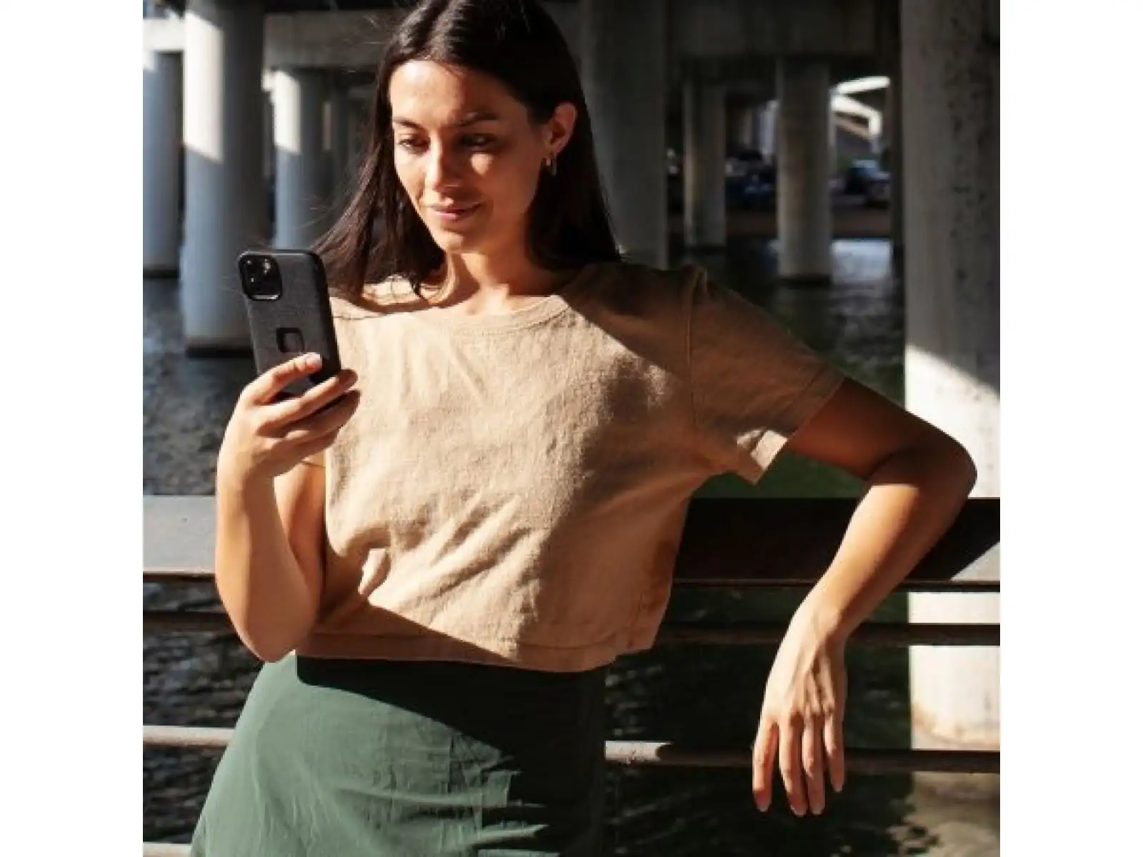 Peak Design Mobile Everyday Case für das iPhone 16 Pro Handyhülle in der Farbe Graphit