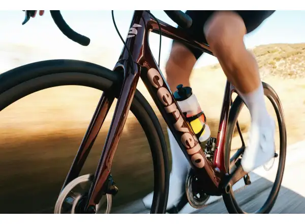 Rennrad Cervélo Caledonia Rival AXS in Carmine