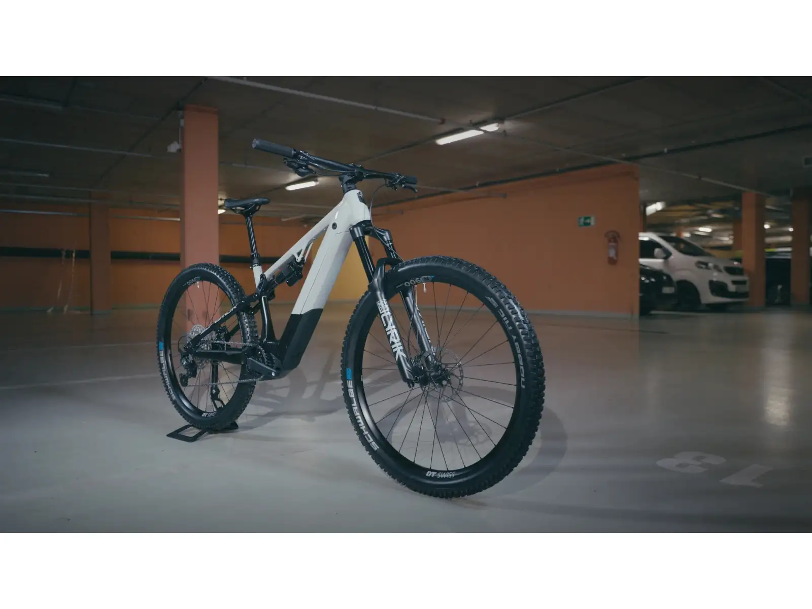 Superior eXF 9039 B Fully Suspended E-Bike Gloss Chrome/Matte Black