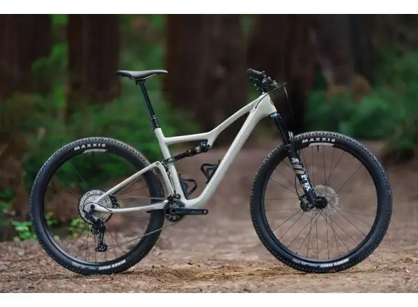 Ibis Exie V2 SLX 29" Mountainbike in Knochenfarbe.