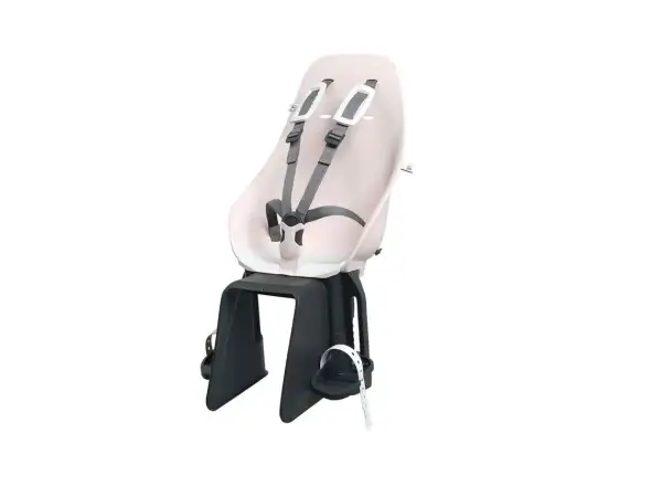 Urban Iki Kindersitz mit Adapter für Gepäckträger in Sakura Pink/Shinju White.