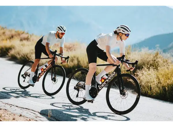 Cervélo Caledonia 105 Di2 Rennrad Black