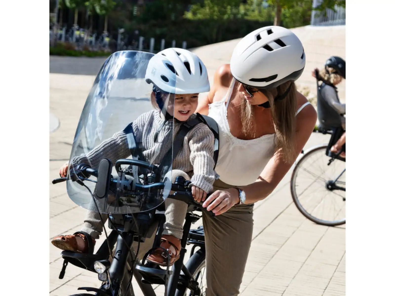 Die Urban Iki Vordersitz für Kinder mit Adapter am Vorbau in Bincho Black.