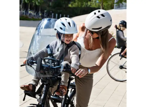 Die Urban Iki Vordersitz für Kinder mit Adapter am Vorbau in Bincho Black.