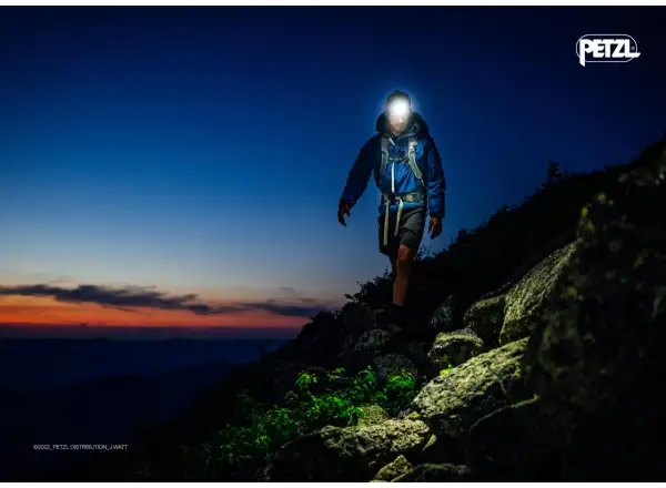 Petzl Actik Core Stirnlampe Grau.