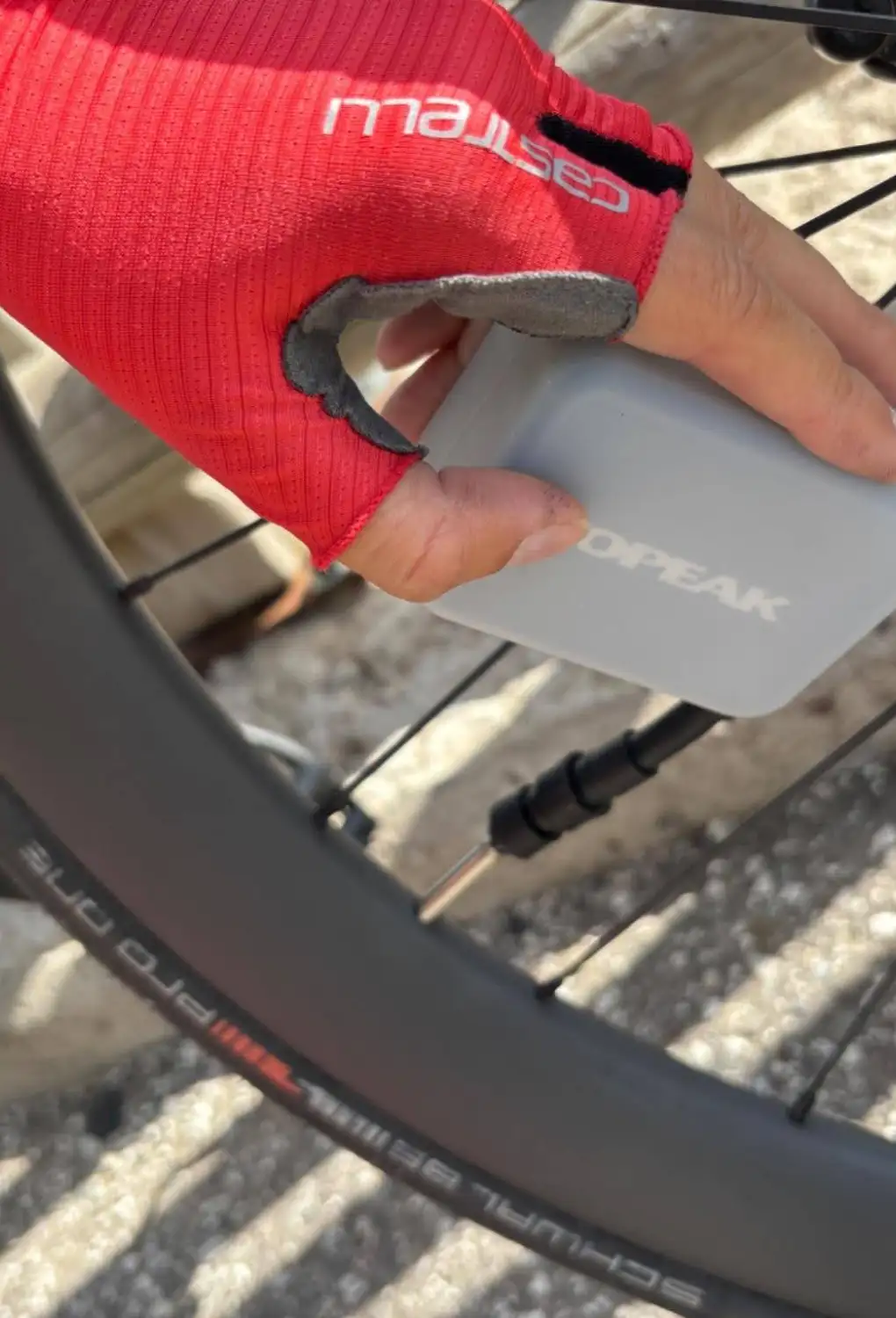 Elektrische Fahrradpumpe Topeak vs. Pedalsport