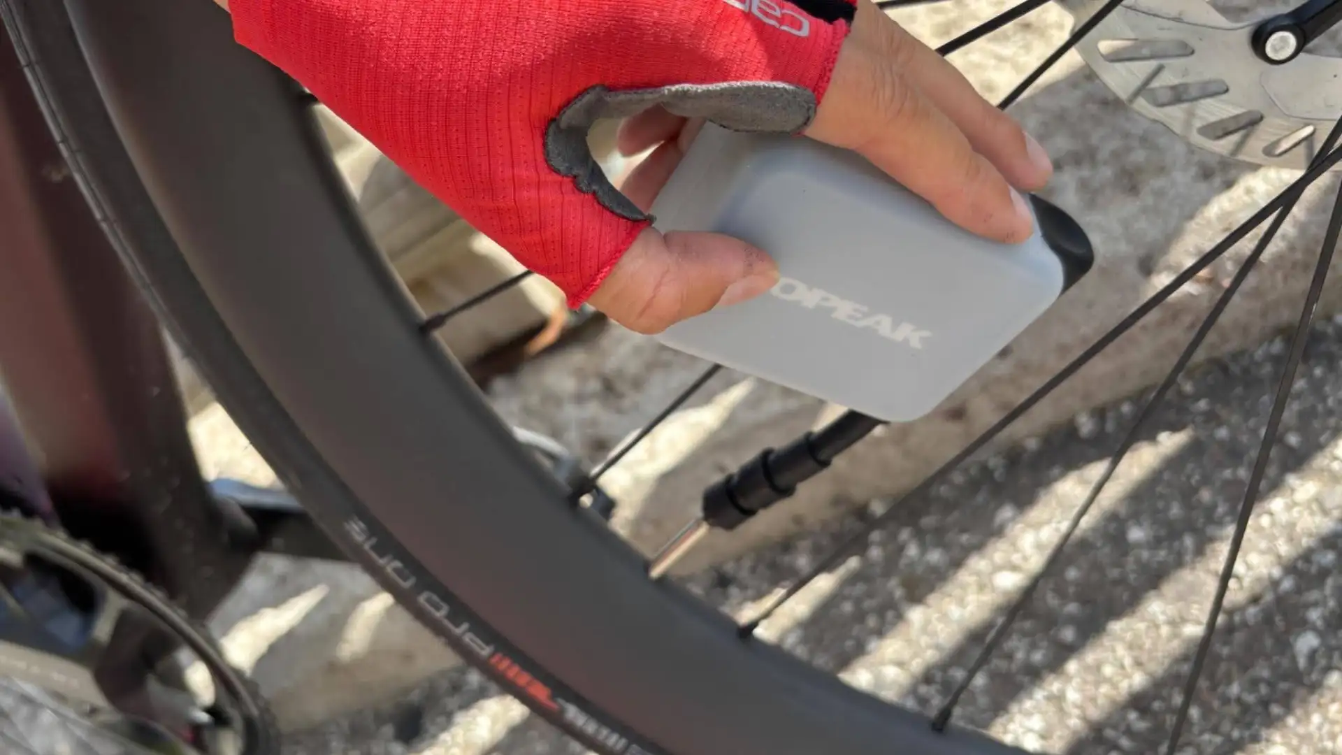 Elektrische Fahrradpumpe Topeak vs. Pedalsport