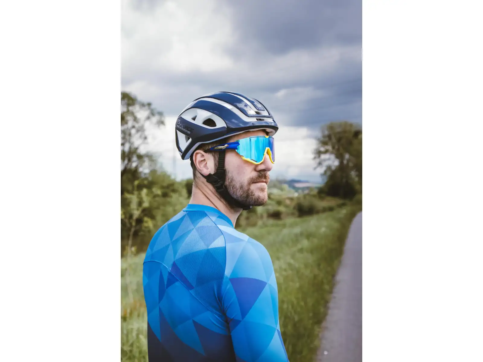 Force Creed Brille in Fluoreszierendem Blau mit blauen Revo-Gläsern.