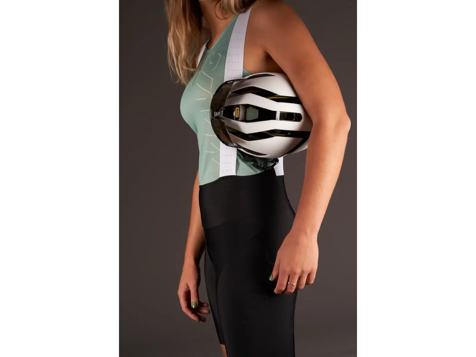 Mavic Aksium Damen Shorts mit Polsterung und tiefblauem Bund.