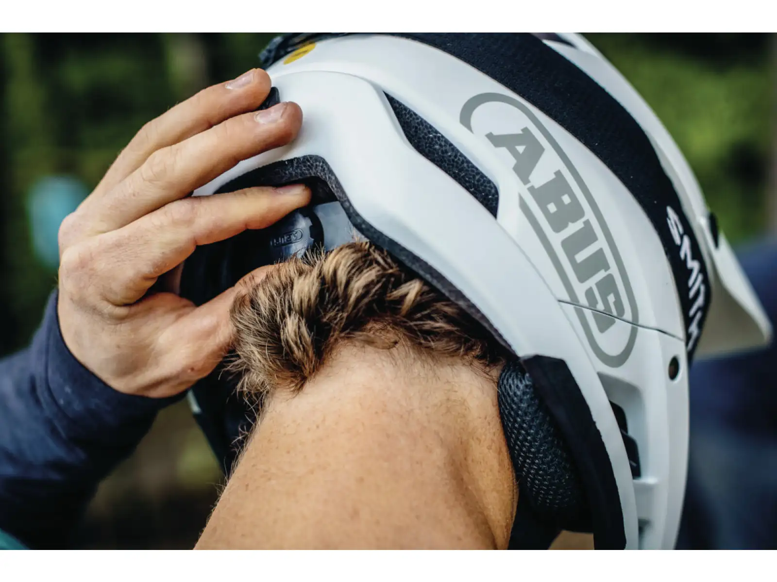 Abus AirDrop MIPS Helm Black Gold