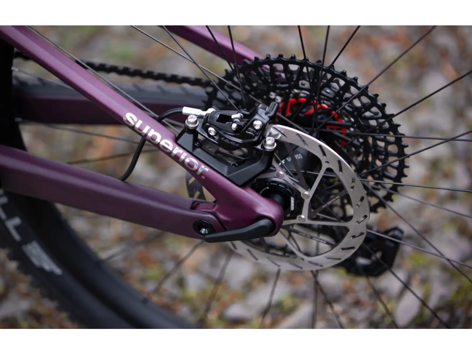 Superior iXF 9.8 Elektro-Mountainbike in mattem Beeren-Carbon